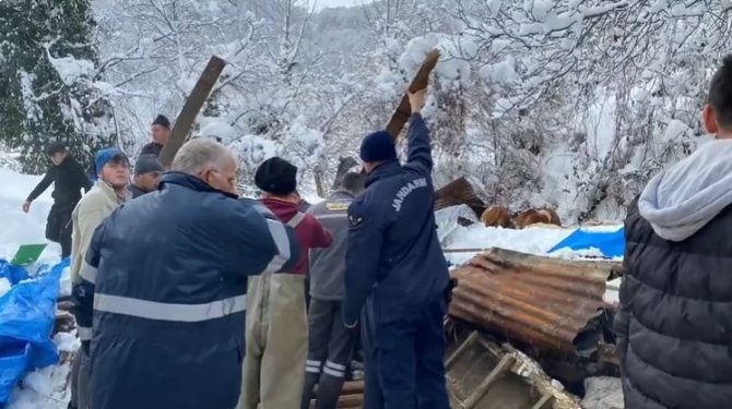 Jandarma Personeli, Kar Yağışından Etkilenen Vatandaşların Yanında