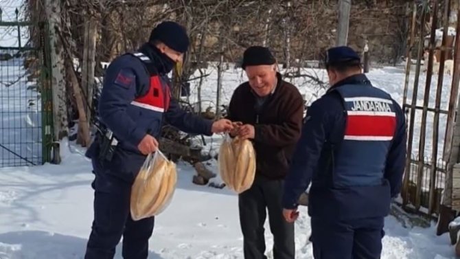 Jandarma Personeli, Kar Yağışından Etkilenen Vatandaşların Yanında