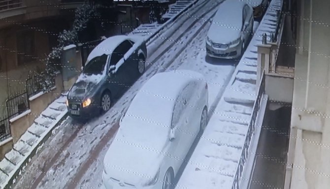 Otomobil Duvarı Yıkıp Binaya Çarptı
