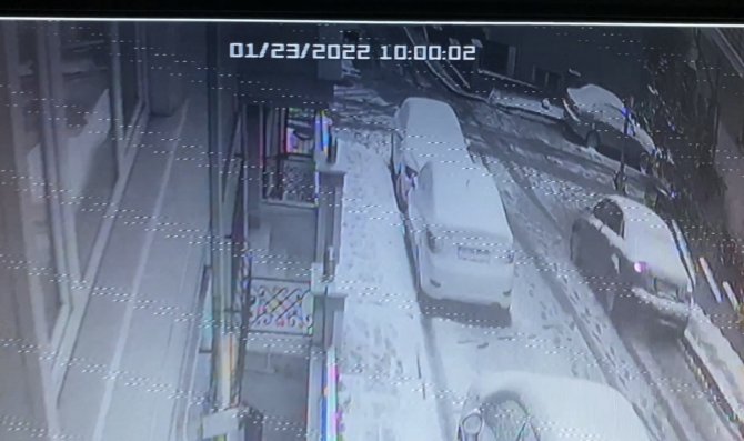 Otomobil Duvarı Yıkıp Binaya Çarptı