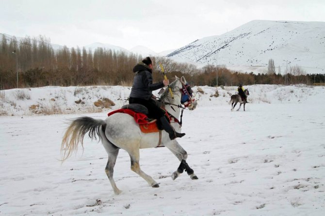 Karlı Zeminde Oynanan Ciritte, At Üzerinden Düşen Ciritçinin Ayağı Kırıldı Turnuva Yarıda Kaldı