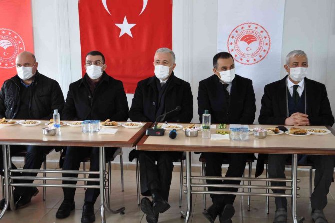 Kars’ta 31 Çiftçiye 2 Bin 884 Koyun Verildi