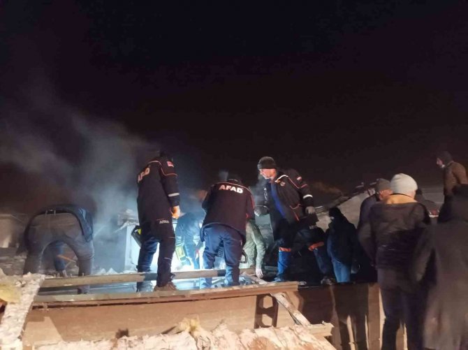 Kar Nedeniyle Ahır Çöktü