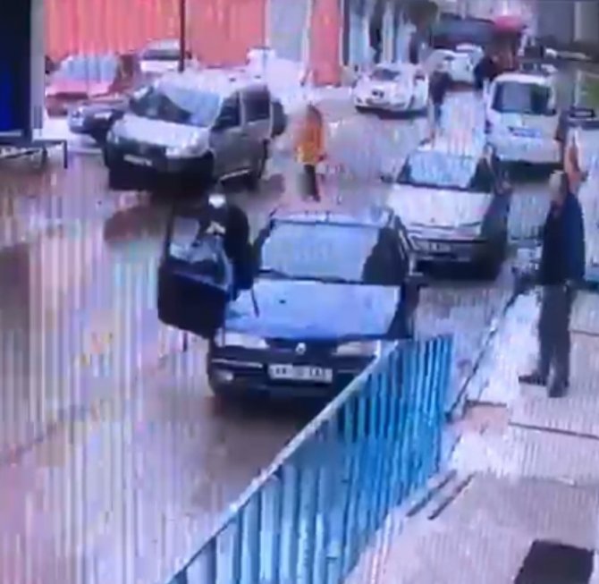 Çatıdan Düşen Kar Kütlesi İle Dehşeti Yaşadılar