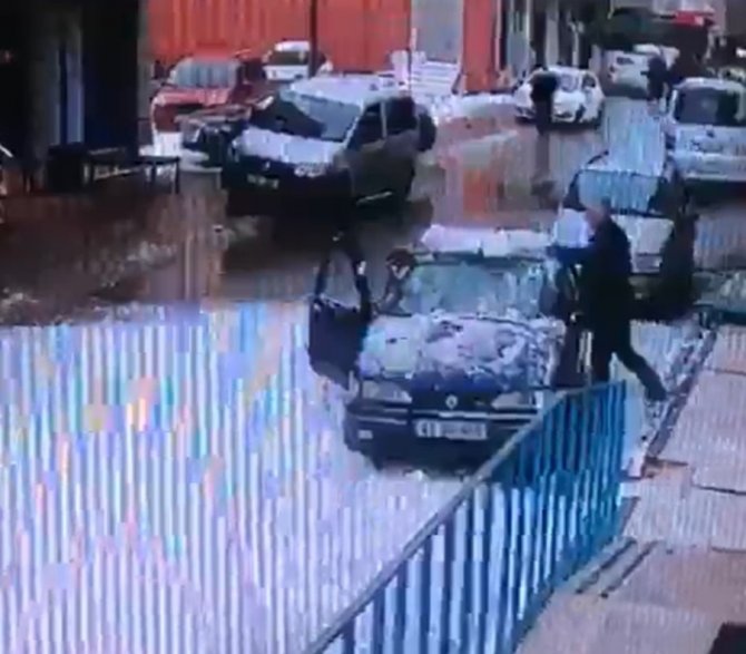 Çatıdan Düşen Kar Kütlesi İle Dehşeti Yaşadılar