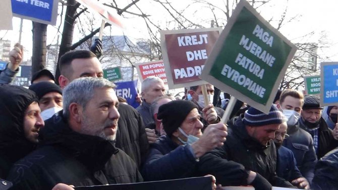 Kosova’da Elektrik Fiyatlarına Yapılan Zam Protestoları Devam Ediyor