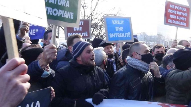 Kosova’da Elektrik Fiyatlarına Yapılan Zam Protestoları Devam Ediyor