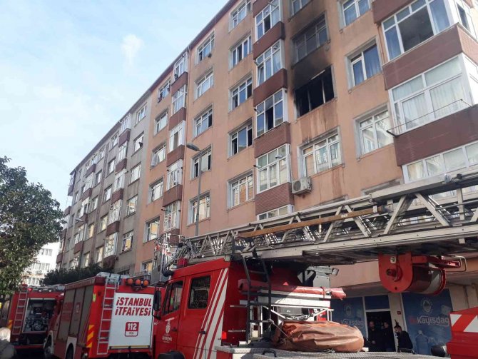 Küçükçekmece’de Yangın Paniği: 6 Kişi Binada Mahsur Kaldı