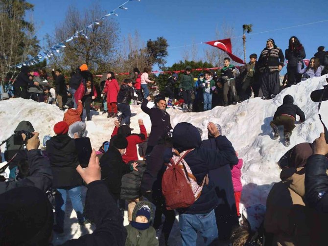 Mahalle Yollarını Kapatan Tonlarca Kar Şehirde Çocukların Eğlencesi Oldu
