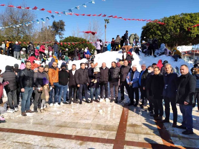 Mahalle Yollarını Kapatan Tonlarca Kar Şehirde Çocukların Eğlencesi Oldu