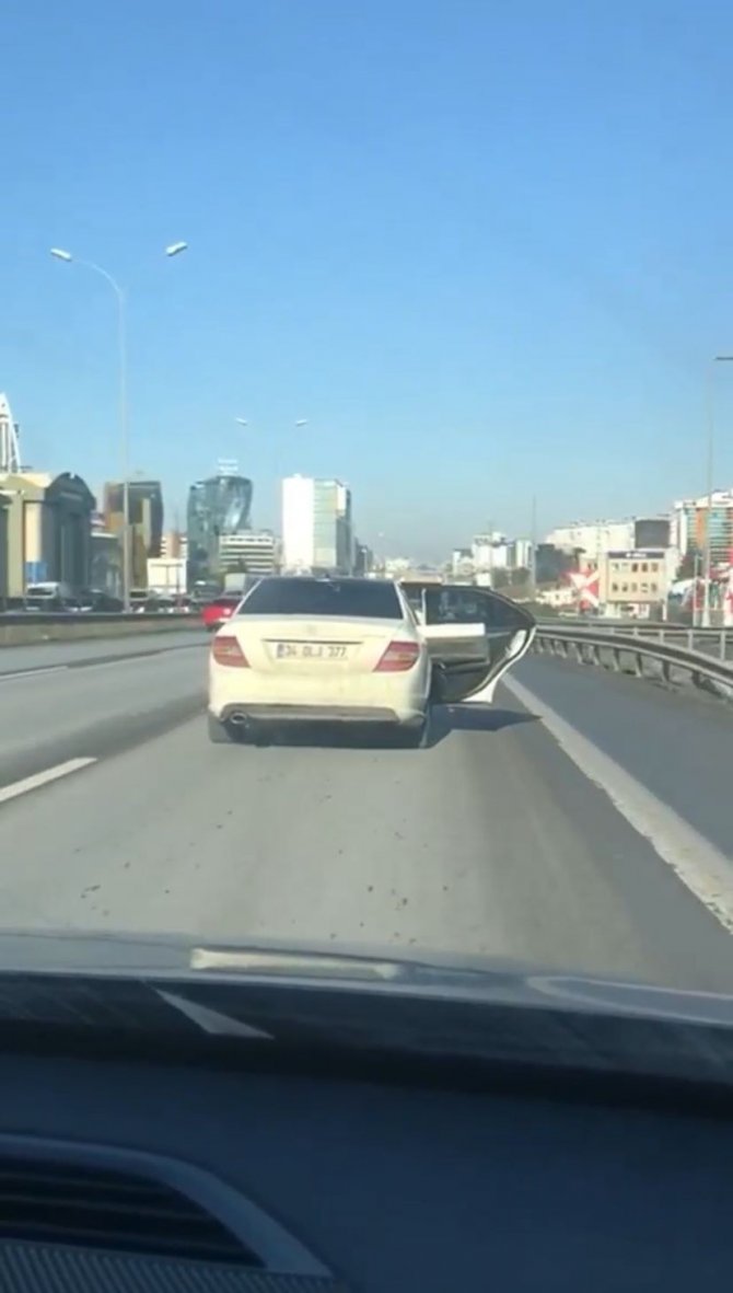 Maltepe’de Pes Dedirten Görüntü, Kapısı Açık Şekilde Yük Taşıdı