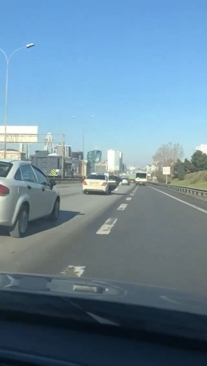 Maltepe’de Pes Dedirten Görüntü, Kapısı Açık Şekilde Yük Taşıdı