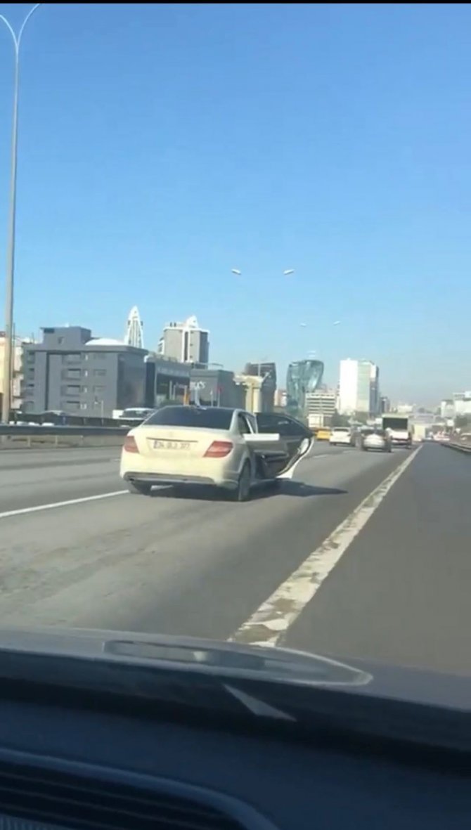 Maltepe’de Pes Dedirten Görüntü, Kapısı Açık Şekilde Yük Taşıdı