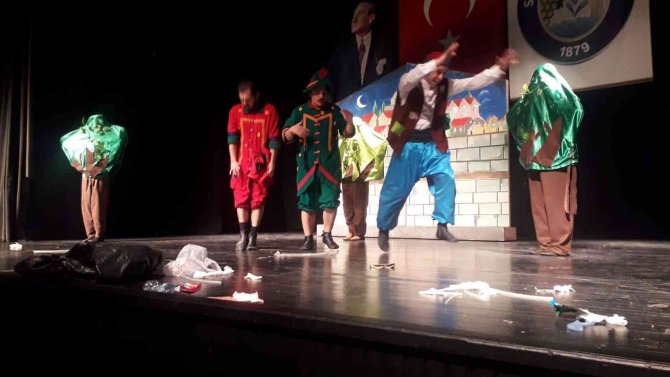 ‘Bizimkiler’ Ve ‘Küfe’ Salihli’de Sahnelendi