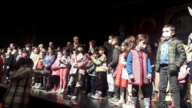 ‘Bizimkiler’ Ve ‘Küfe’ Salihli’de Sahnelendi
