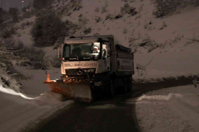 Serdivan’da Ekipler 24 Saat Kar Nöbetinde