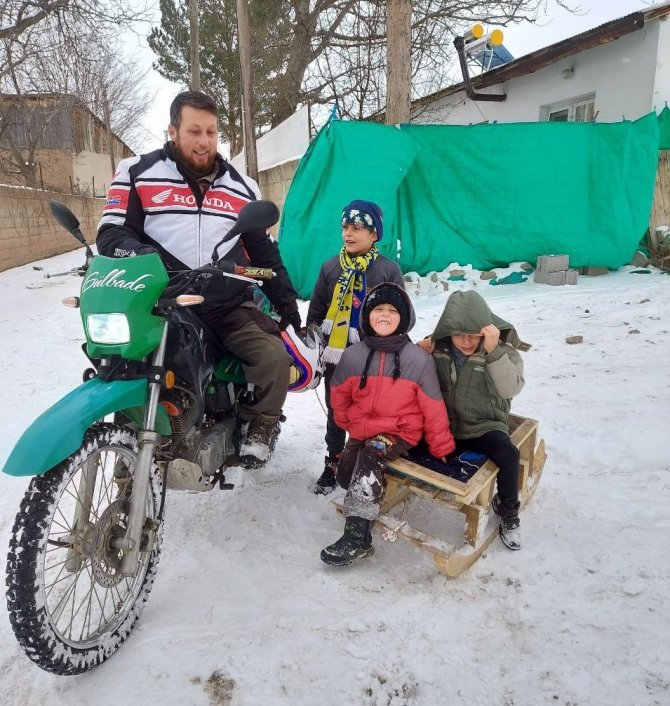 Motosiklete Bağladığı Kızaklarla Çocukları Karda Eğlendirdi