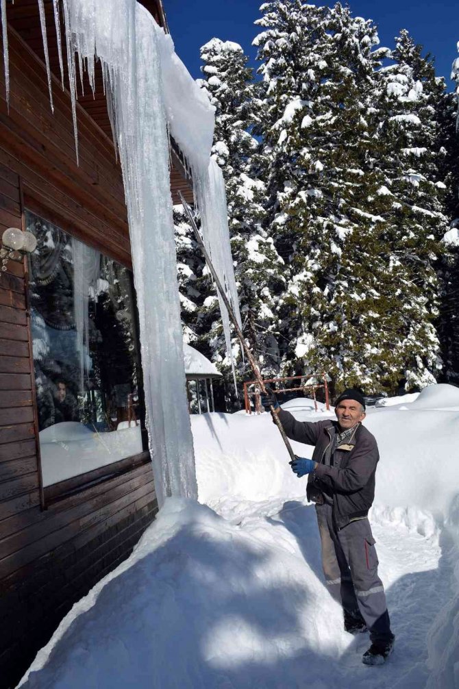 Çatıdan Yere Uzanan Buz Sarkıtları