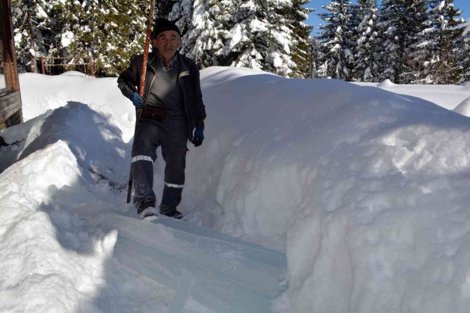 Çatıdan Yere Uzanan Buz Sarkıtları