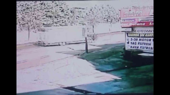 Pendik’te Yan Yatan Kamyonu Görüntüleyip Haber Spikeri Gibi Kazayı Anlattı