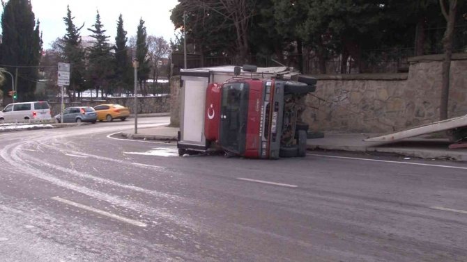 Pendik’te Yan Yatan Kamyonu Görüntüleyip Haber Spikeri Gibi Kazayı Anlattı