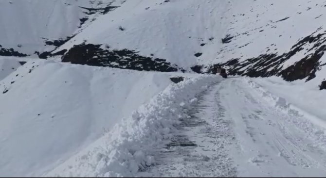 Uludere’de Kar 3 Metreyi Buldu, İş Makinaları Karda Kayboldu