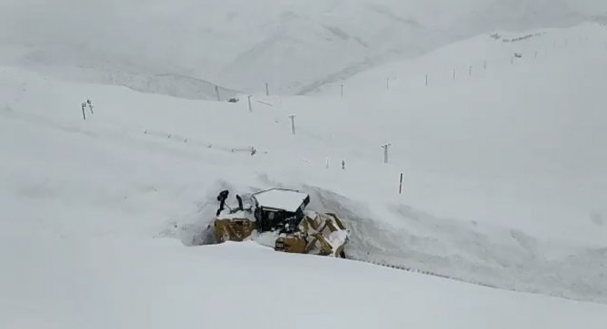 Uludere’de Kar 3 Metreyi Buldu, İş Makinaları Karda Kayboldu