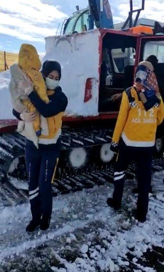Kar Yolları Kapattı, Hastalara Paletli Araçla Ulaşıldı