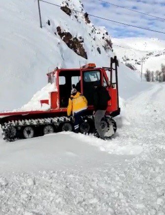 Kar Yolları Kapattı, Hastalara Paletli Araçla Ulaşıldı