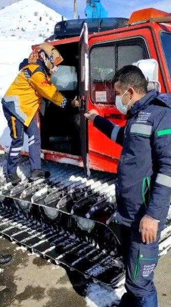 Kar Yolları Kapattı, Hastalara Paletli Araçla Ulaşıldı