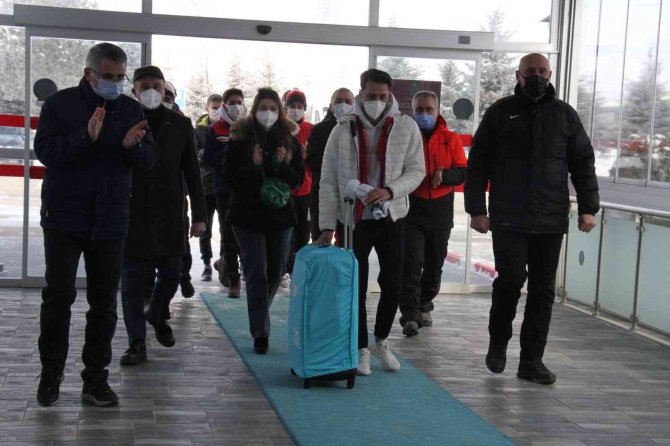 ’Uçan Türk’ Fatih Arda İ̇pçioğlu, Pekin’e Alkışlarla Uğurlandı