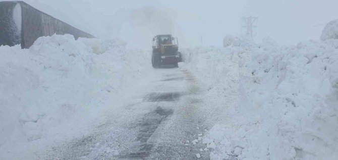 Tatvan’da Köy Yolları Ulaşıma Açılıyor