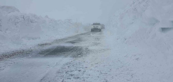 Tatvan’da Köy Yolları Ulaşıma Açılıyor
