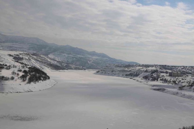 Tunceli’de Baraj Gölü Dondu