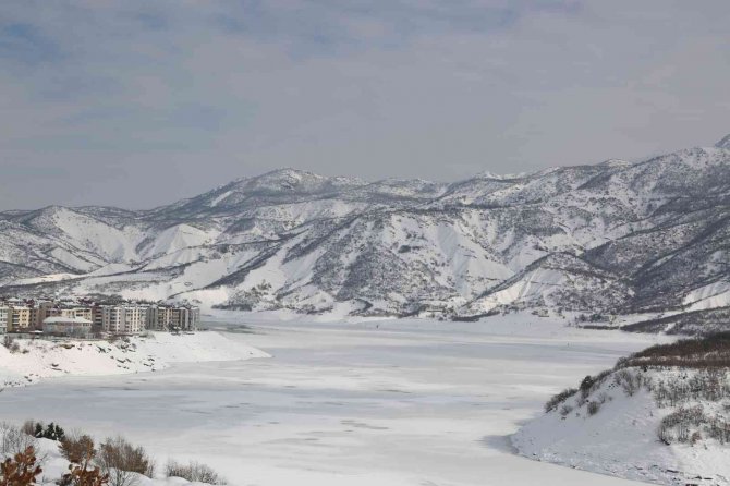Tunceli’de Baraj Gölü Dondu