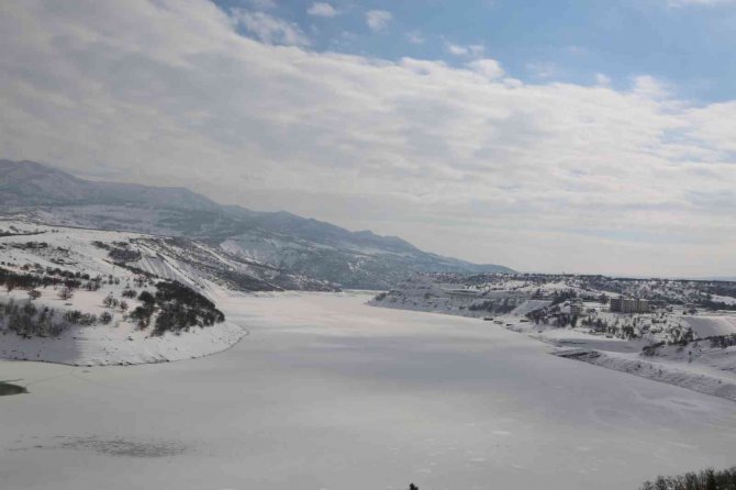 Tunceli’de Baraj Gölü Dondu