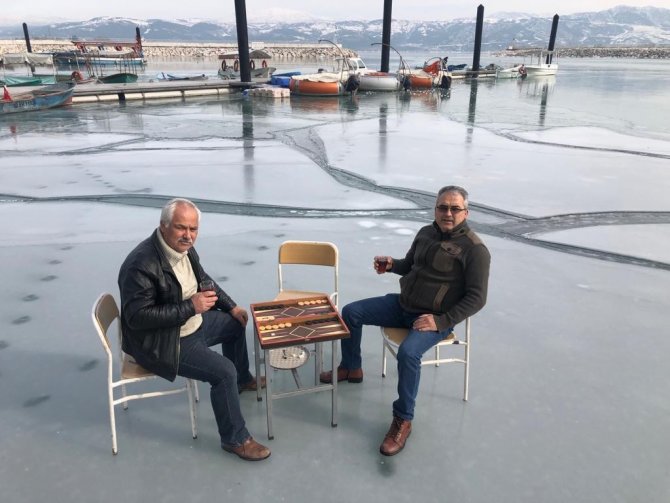 Buz Tutan Eğirdir Gölü Üzerinde Tavla Keyfi Yaptılar