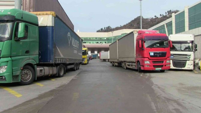 Sarp Sınır Kapısında Araç Geçişleri Arttı, Yolcu Geçişleri Azaldı