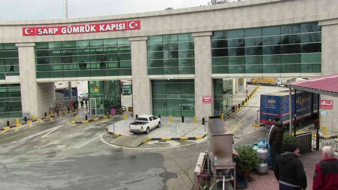 Sarp Sınır Kapısında Araç Geçişleri Arttı, Yolcu Geçişleri Azaldı