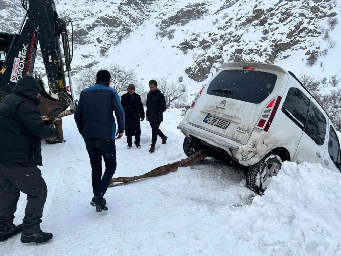Şarampole Uçan Araç Belediye Ekipleri Tarafından Çıkarıldı