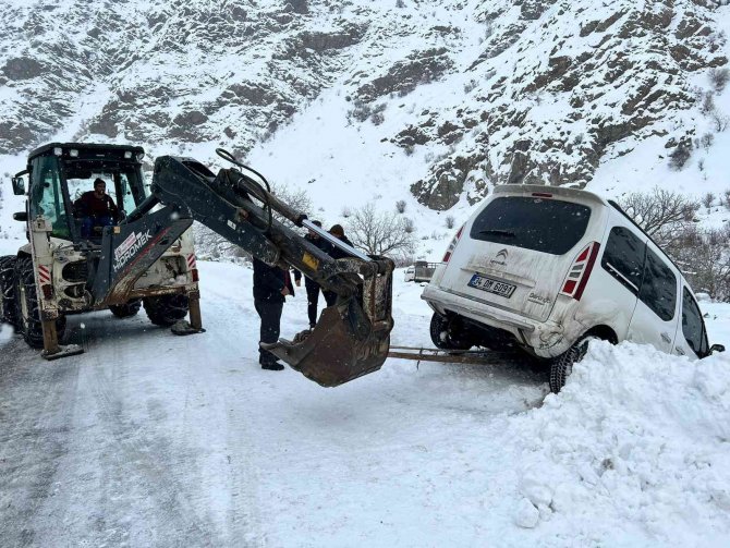 Şarampole Uçan Araç Belediye Ekipleri Tarafından Çıkarıldı