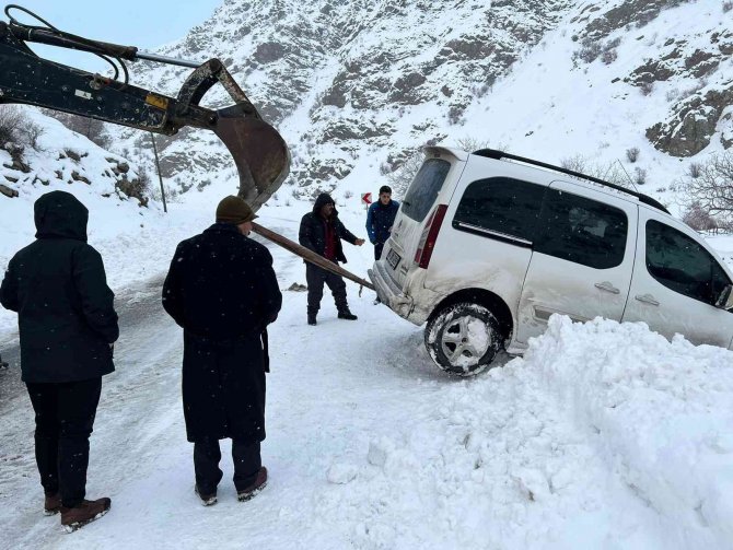 Şarampole Uçan Araç Belediye Ekipleri Tarafından Çıkarıldı