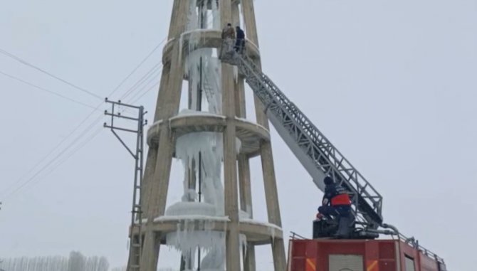 Erciş’te Su Kulesi Dondu, Mahalle Susuz Kaldı