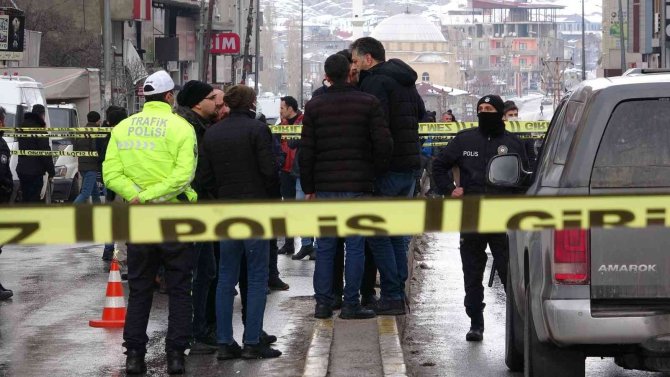 Van’da Güpegündüz Sokak Ortasında 2 Kişiyi Öldüren Şahıs Yakalandı