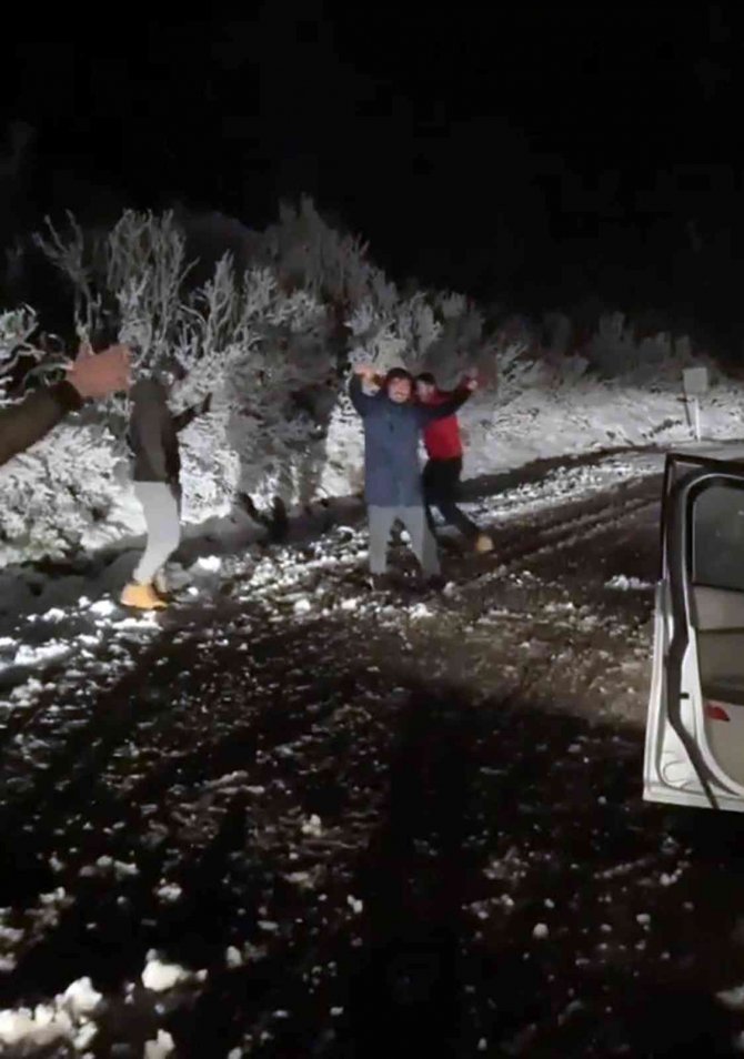 Yangında Yüreği Yanan Köylüler, Kar Görünce Oynadı