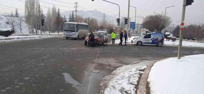 İ̇ki Aracın Çarpıştığı Kazayı 5 Kişi Şans Eseri Yara Almadan Atlattı