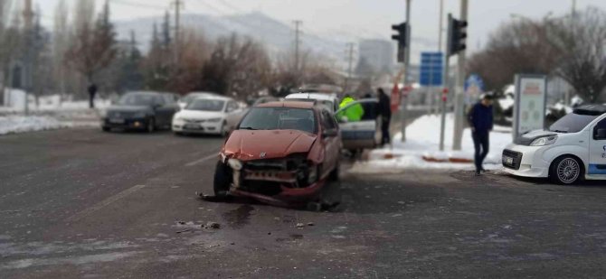 İ̇ki Aracın Çarpıştığı Kazayı 5 Kişi Şans Eseri Yara Almadan Atlattı
