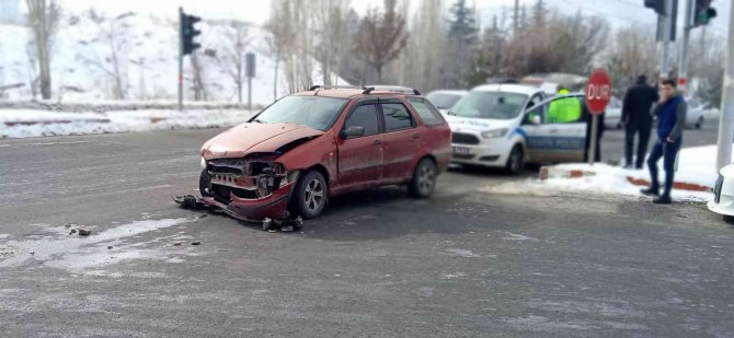 İ̇ki Aracın Çarpıştığı Kazayı 5 Kişi Şans Eseri Yara Almadan Atlattı