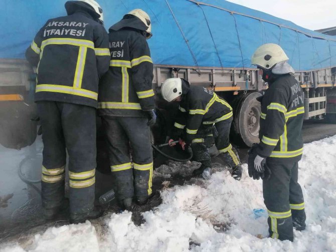 Seyir Halinde Lastiği Patlayan Tırda Yangın Paniği