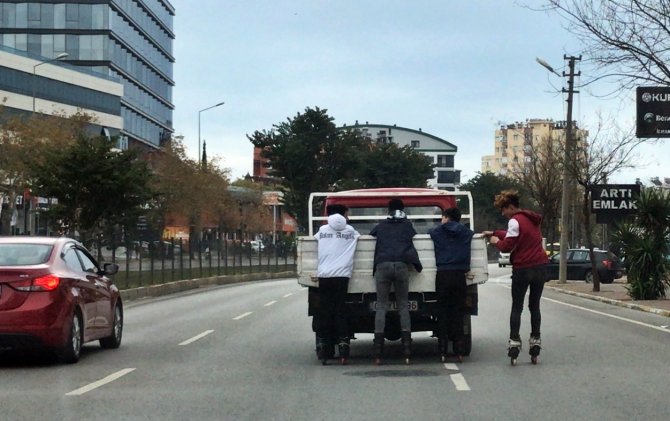 Patenli Gençlerin Müzik Eşliğinde Ölümle Dansı